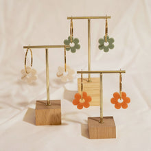 Load image into Gallery viewer, Cute Cream Flower Earrings